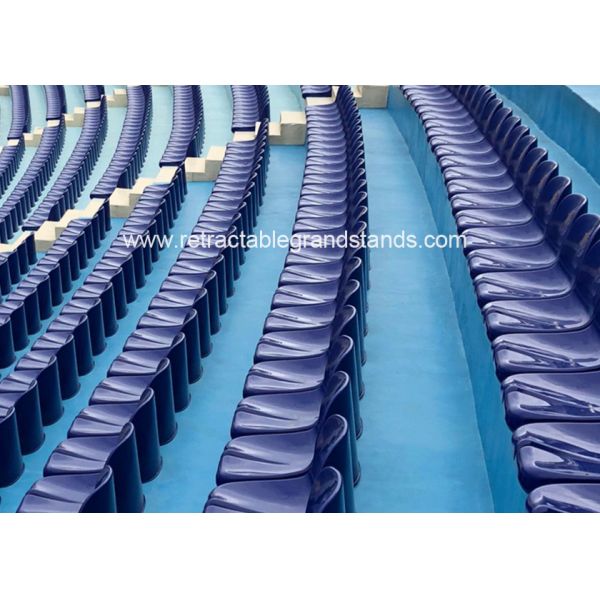 Прочный пронумерованный стадион спорт усаживает пустой стул трибуны стадиона