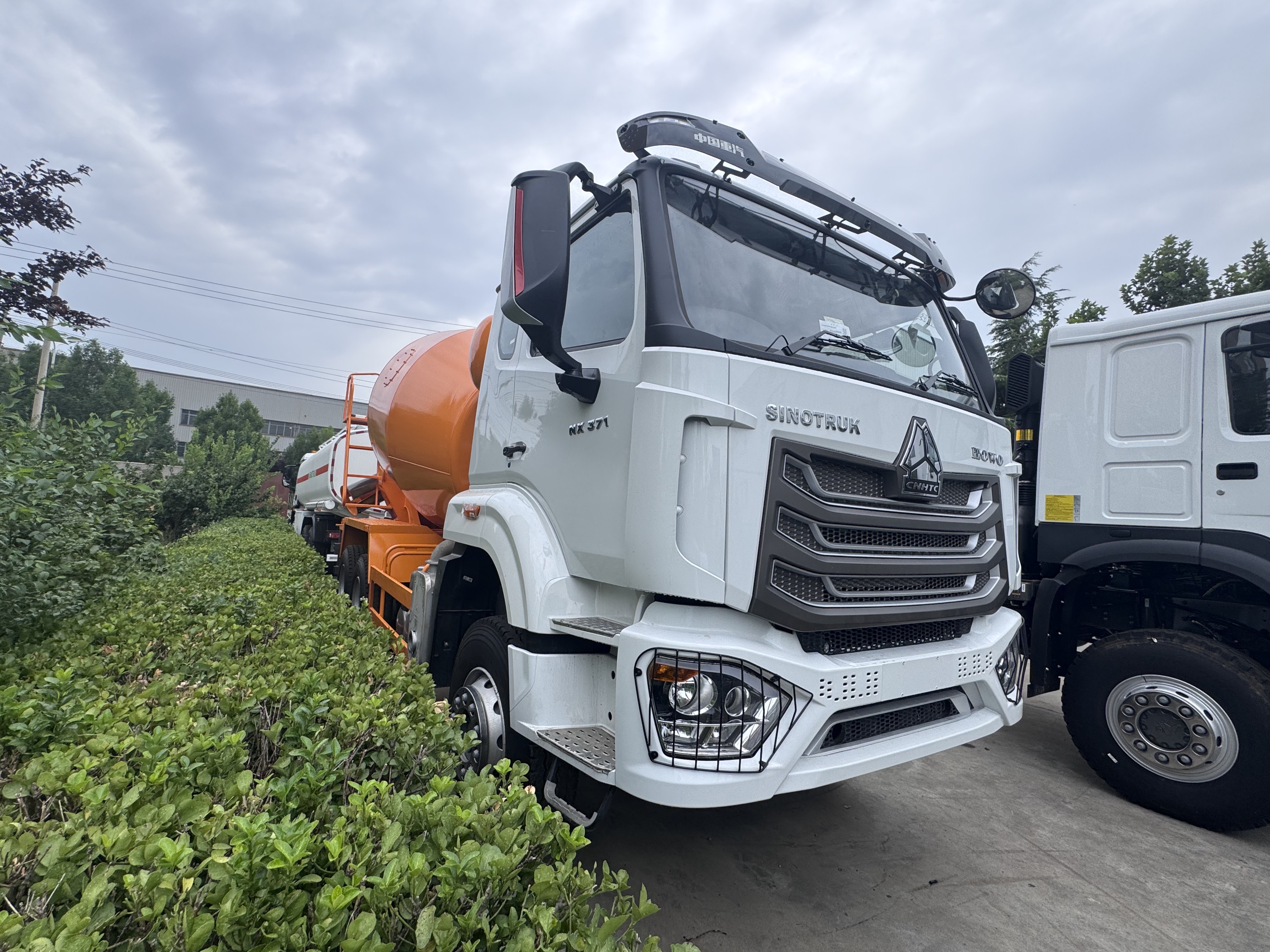 HOHAN SINOTRUK Concrete Mixer Truck 371HP White Euro II Customized color option