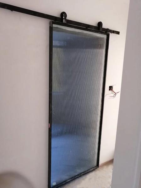 Deslizando a porta de celeiro do vidro temperado para a sala interior do banho da cozinha da casa