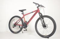 Un vélo de montagne à 21 vitesses avec des dérailleurs Shimano et une fourchette Suntour XCT