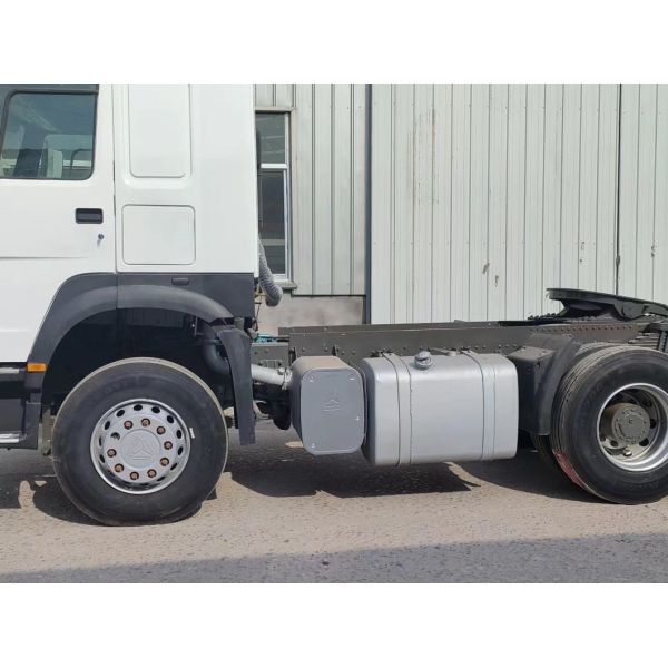 Движение правой рукой Sinotruk тракторный грузовик 6*4 Белый цвет 6800*2496*2950 мм Сиденья ≤5