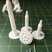 Anclaje de aislamiento de barrera en espiral blanca personalizable para fijar tablas a las paredes de manera segura