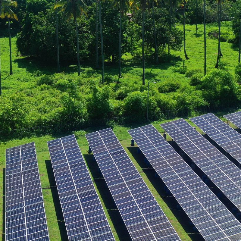 Des supports de montage solaire au sol personnalisables pour panneaux encadrés ou non encadrés, haute résistance à la corrosion, processus simplifié