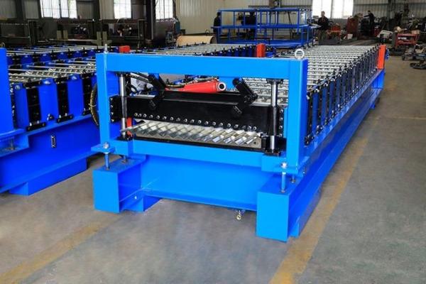 Rolo corrugado eficiência elevada do telhado que forma a máquina com cortador de Cr12Mov