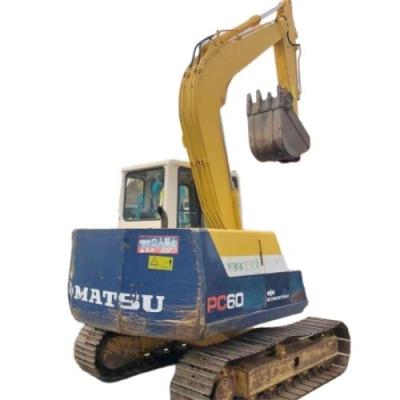 Excavadora Komatsu PC60 com capacidade de balde de 0,37m3 e motor Cummins