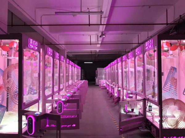 Máquina de venda automática luxuosa do presente da garra do guindaste do cubo com 12 meses de garantia