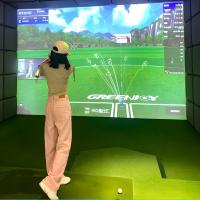 Simulador de golfe interior personalizado Zona de esportes de negócios Simulador de golfe para parque de diversões