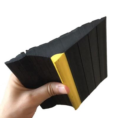 Um limiar universal de borracha para portas de garagem durável e durável