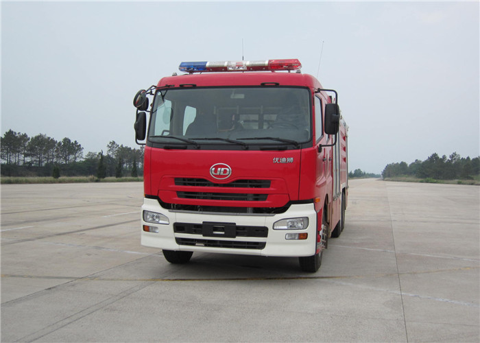 Средние места обязанности 6 мочат пожарную машину топливозаправщика с 2 мониторами огня на крыше