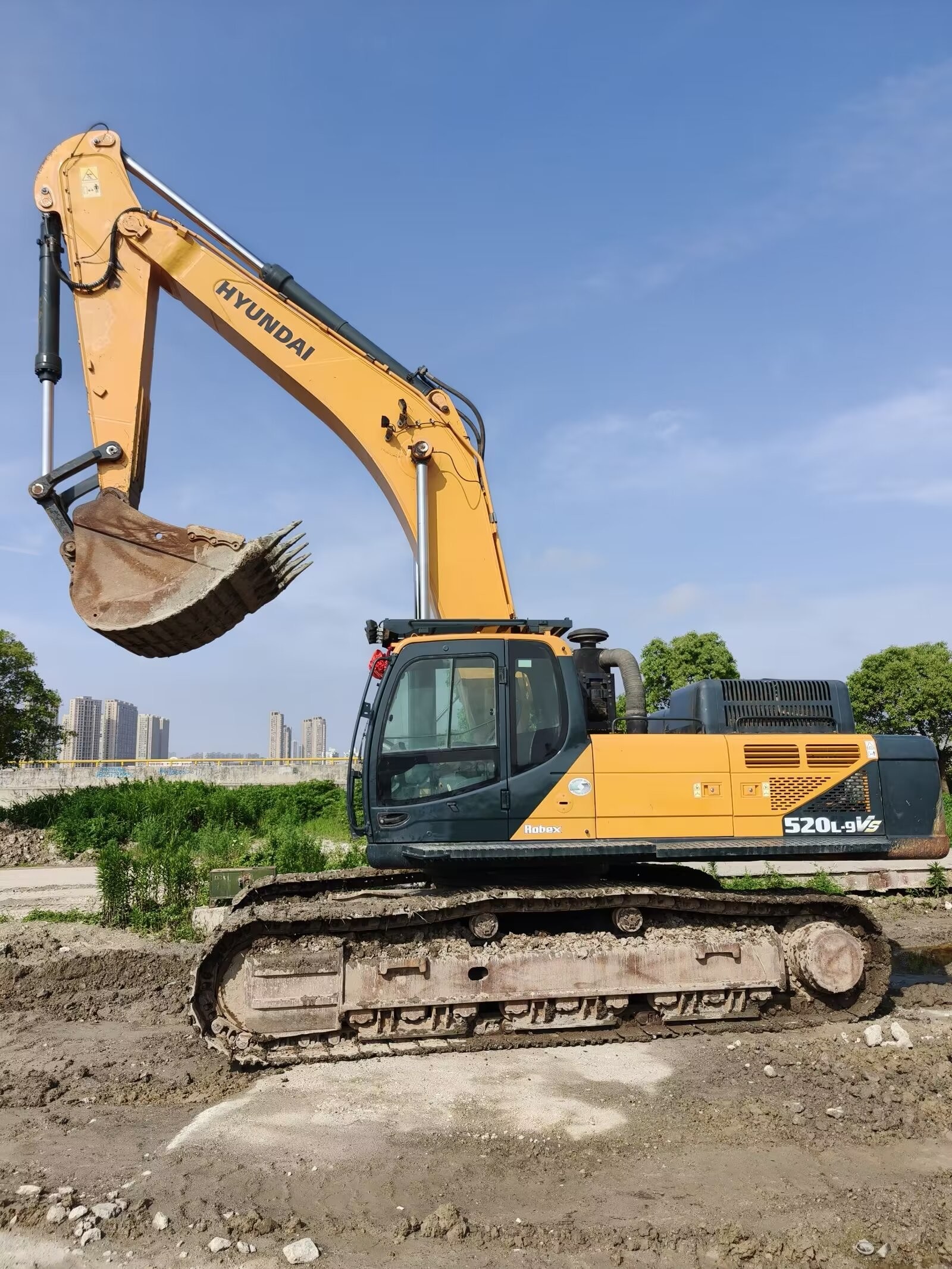 Подержанный экскаватор Hyudai 520Lc готов копать в любых условиях