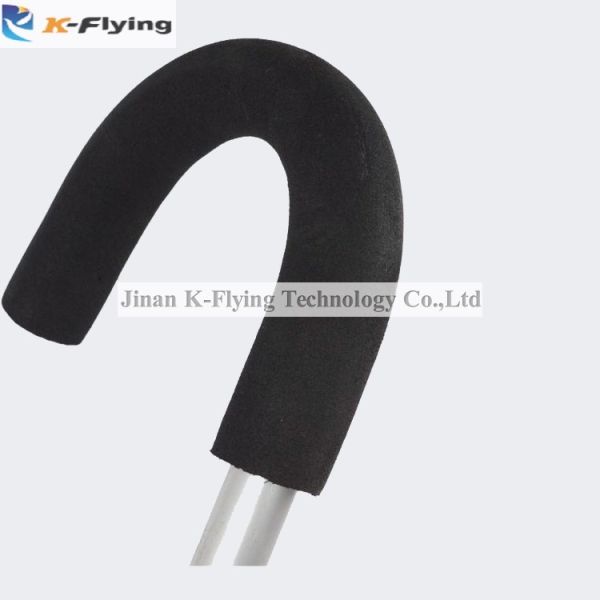 Неработающая пожилая алюминиевая тросточка идя ручки складчатости с местом