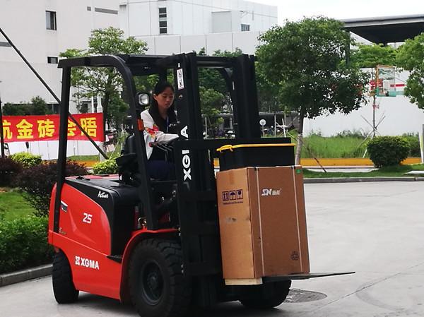 2.5 Ton Electric Forklift Truck With 3 Stage 4.5m Container Mast Compact Structure