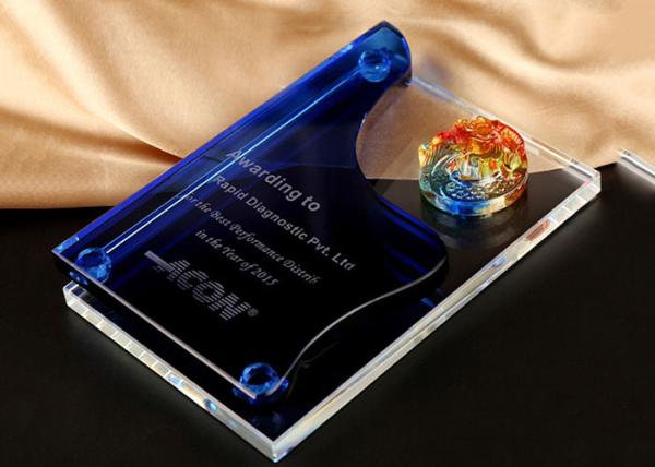 Troféus de vidro azuis dos copos das concessões do negócio, troféus de vidro feito-à-medida