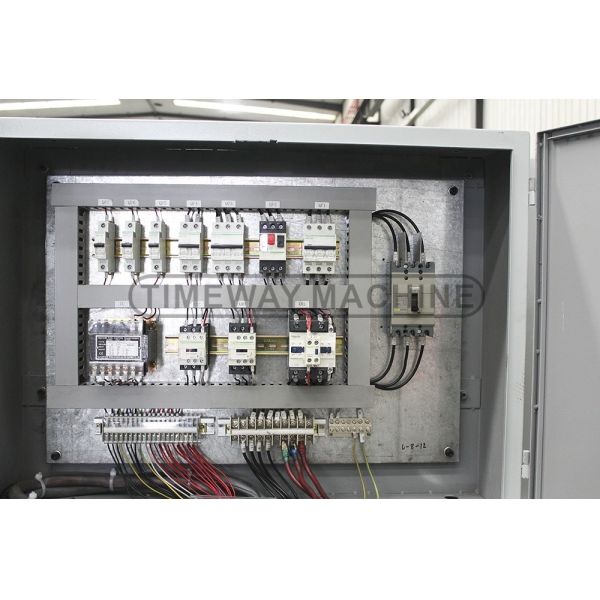 3900 KG Weight 3725x1473x1622 mm Hot Engine Lathe Metal Turning Machine for Thread Cutting