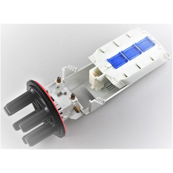 3 dedans et 3 couvrent d'un dôme la fermeture optique d'épissure avec 216 noyaux