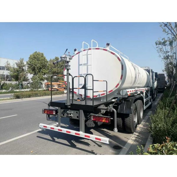 HOWO Water Tank Truck with 21-30t Load Capacity and Sinotruk HOWO Chassis for Reliable Water Transport and Sprinkling