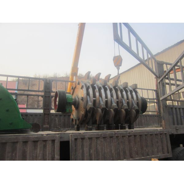 Customized Colour Impact Crusher with 35mm Thickness and Double Screw Design for High Manganese Steel Crushing
