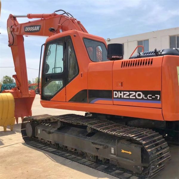 Excavateur Doosan DH220-7 utilisé par des conducteurs qualifiés pour des projets d'ingénierie
