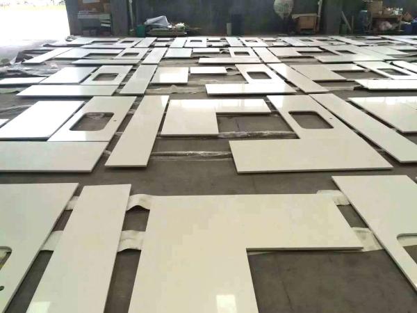 As bancadas de mármore lustradas de quartzo do granito, homem fizeram a superfície branca Worktop do sólido