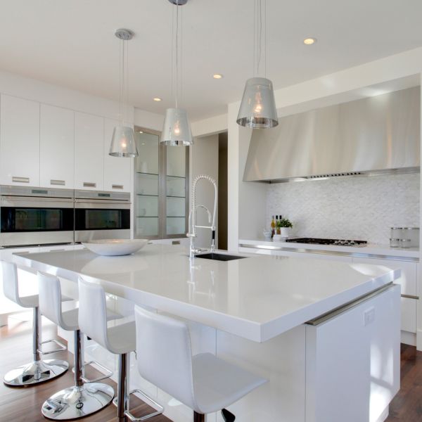 Customized Villa Modern White Glossy Kitchen Cabinets Moisture Proof