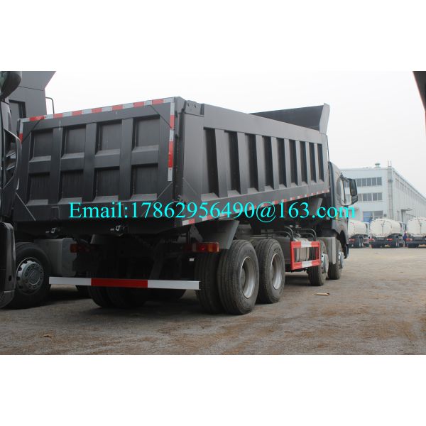 Le camion à benne basculante moyen d'exploitation de l'ascenseur HOWO 8x4 avec HW76 rallongent la cabine ZZ1317N3867A