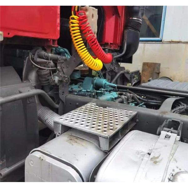 371 л.с. Подержанный трактор Howo Sinotruck 10 шины