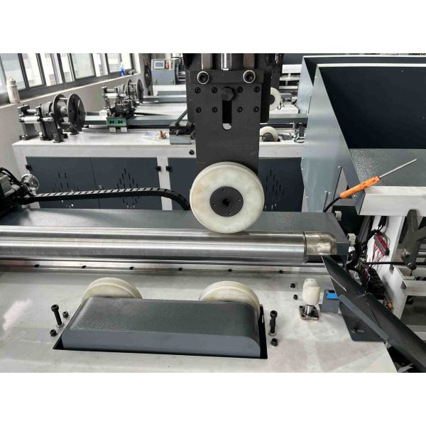 Máquina cortadora automática industrial de núcleos de papel para tubos de 1100-1300 mm de longitud