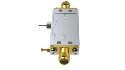 Amplificador de ruído baixo de banda larga de 2 a 4 GHz de 12 dBm no equipamento de ensaio para amplificação de sinal e ensaio de ruído
