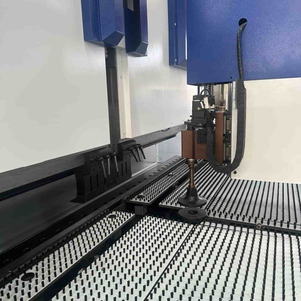 Automatic CNC Sheet Metal Bending Machine with ±0.1mm Precision and Custom Presser Foot Lifting for 13-Axis CNC Control