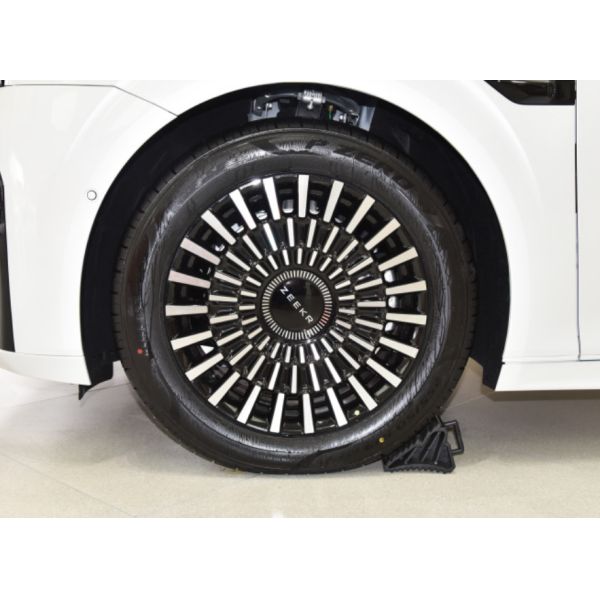 ZEEKR 009 WE version 2022 6 seats CLTC 702 pure electric white / black car