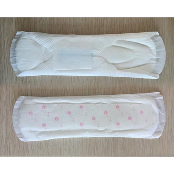 Устранимые женщины нося пользу дня продуктов заботы санитарных салфеток женственную