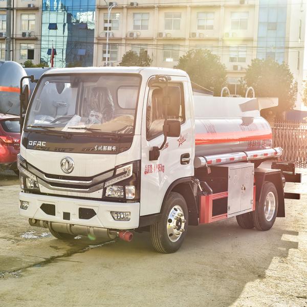 4x2 Dongfeng Small Oil Tanker Truck Horsepower 150hp Load Capacity 1 - 10T