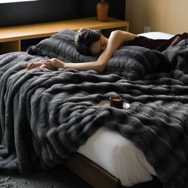 Luxurious Rabbit Fur Texture Faux Fur Blanket High Warmth Breathability