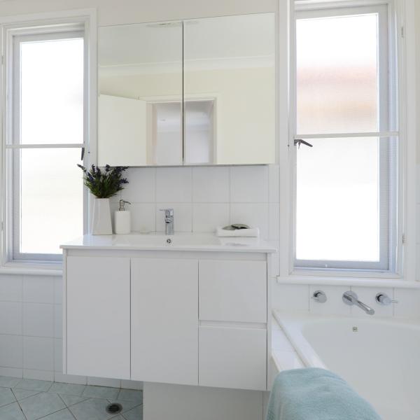 Indoor Home One Meter Wall Hung Bathroom Vanity Units Simple Matte White Melamine Bathroom Vanity Units