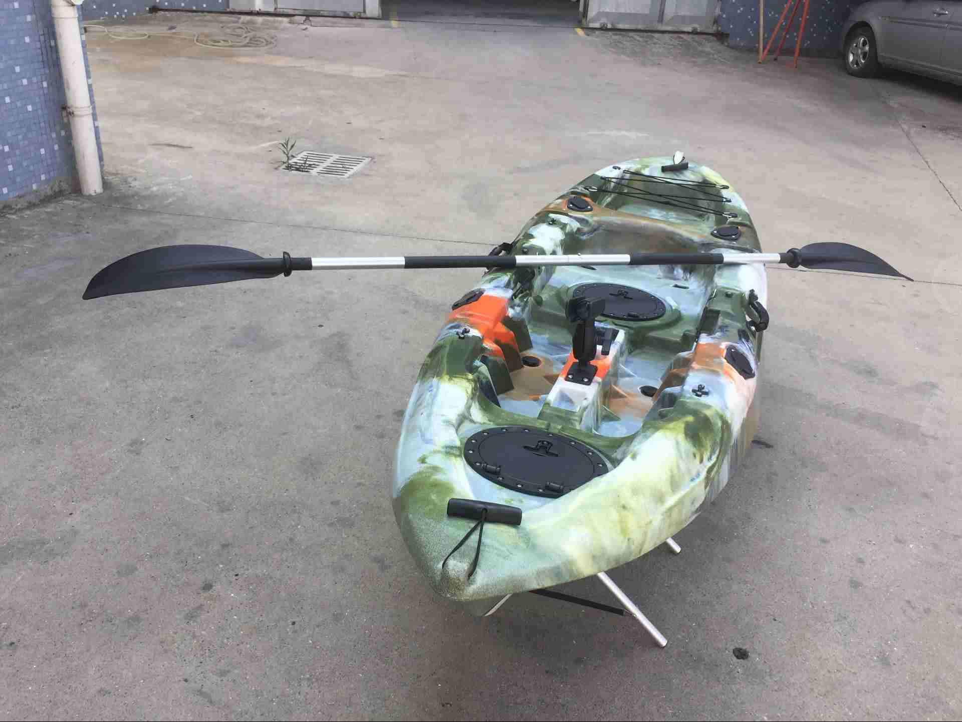 Рекреационный взрослый сидит на каяке, тандеме сидит на корпусе верхнего каяка рыбной ловли превосходном стабилизированном