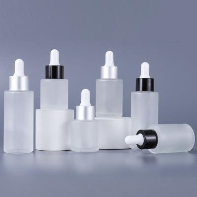 Os recipientes cosméticos de vidro empurram horizontalmente a garrafa cosmética geada do conta-gotas do soro