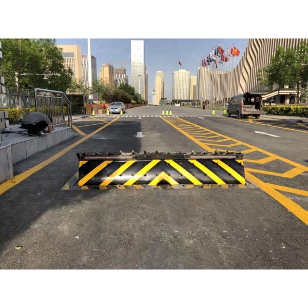 Road Safety Hydraulic Road Blocker 16mm Thickness A3 Steel Anti Terrorism With LED Lamp
