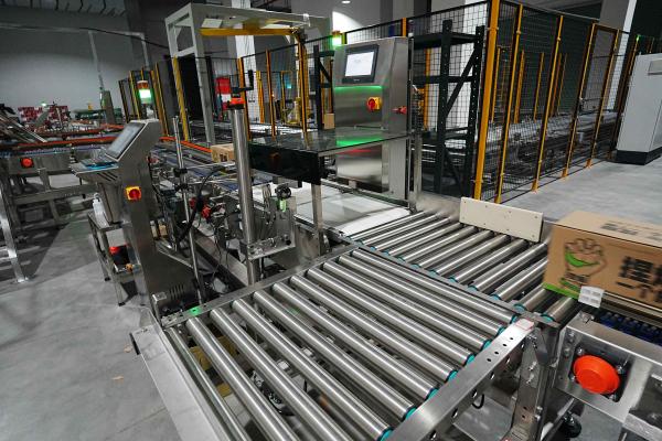 Mesure et test de la machine d'emballage de bouteilles de jus dans l'industrie alimentaire et des boissons