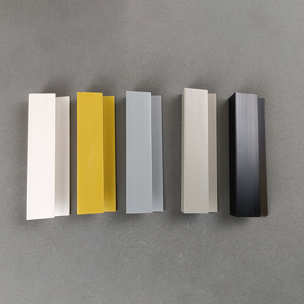 Цвет панели Pvc Slatwall прессформы крышки конца декоративный белый черный серый