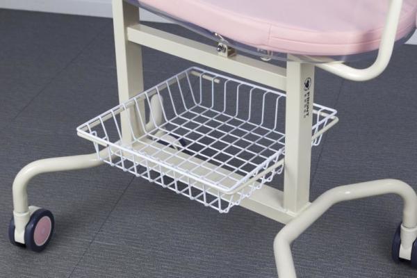 As crianças do hospital colocam a cama de hospital recém-nascida da bacia do ABS do controle da mola da bomba de ar