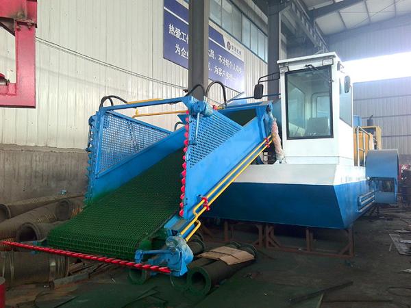 Afrique 10 Récolteuse aquatique de mauvaises herbes de capacité cube avec système hydraulique Pour les zones d'eau modérée