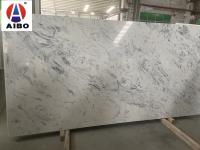 Laje de pedra de quartzo do NSF Calacatta com o risco branco do fundo resistente