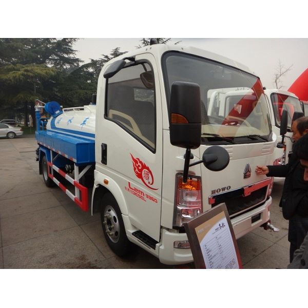 HOWO 3000 liters 85 hp 14 m sprinkling width water tank truck for sale