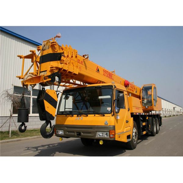 le camion de 25T FAW a monté la grue hydraulique, vitesse de déplacement 70km/H maximum