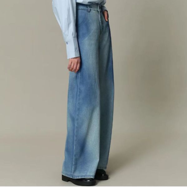 Loose-fit wide-leg design with mid-high waist