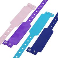 Fabricante Pulseras desechables de vinilo personalizables impermeables de plástico de vinilo PVC para eventos con código de barras de logotipo