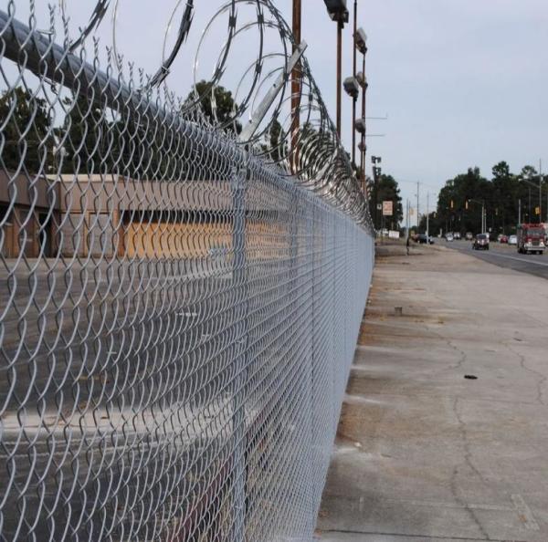 Galvanized Razor Babred Wire Diamond Wire Mesh Metal Chain Link Fence