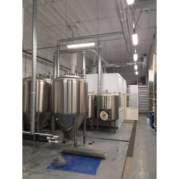 Double Roller Micro Beer Brewing Equipment 300L Volume With Adjustable Slide Gate