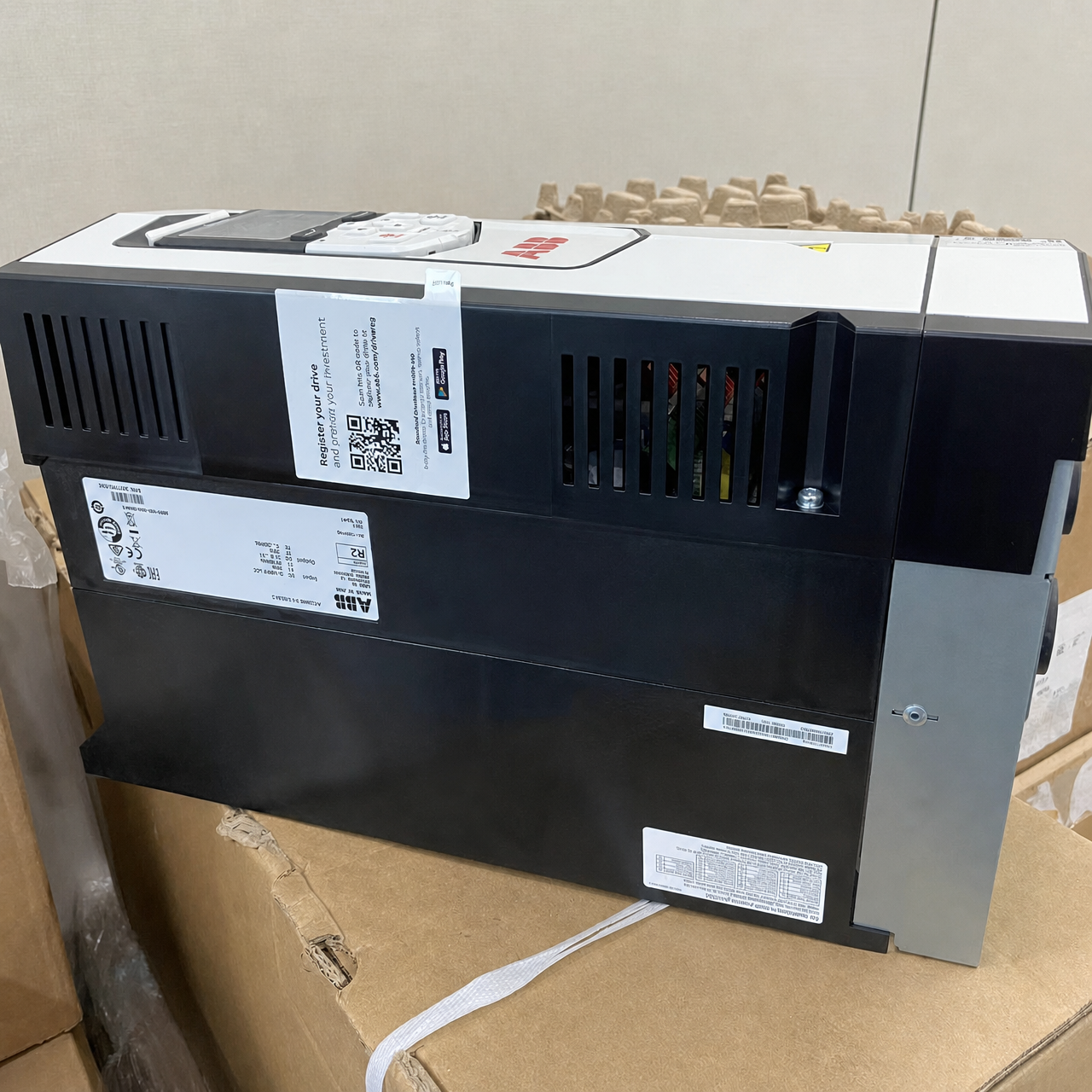 3AUA0000107992 3 Phase VFD AC Drive 11kW 25A 17kVA IE2 Frame R2 380-415V