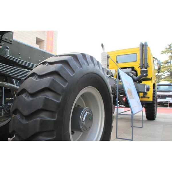 SINOTRUK HOWO 4x4 All Terrain Heavy Duty Cargo Truck / Off Road Military Truck